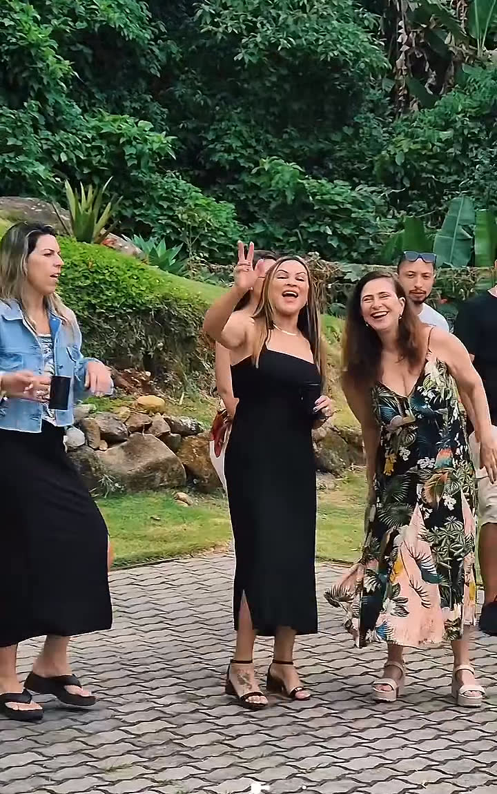 Equipe da Equilíbrio e Saúde sorrindo e comemorando em confraternização de fim de ano